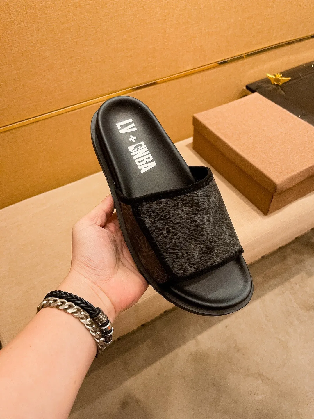 Men's men's shoes💰 300💰New model on the market🔥 [LV🔥 Louis Vuitton slippers] High-end 1:1 mold customization, original upgraded version of the outsole, lighter and non-slip. The market's top quality, fashionable and trendy, versatile and popular, simple yet tasteful, a must-have for fashionistas, exuding a fashionable and casual atmosphere, fashion is at your feet, full of confidence, the same style at the counter 👍The season of spring and summer slippers is here, super beautiful to wear, 38-44 1⃣️colors available🔥